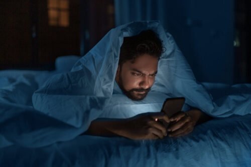 Sleep. Insomnia. Texting before bed. Impact of social media. Circadian Rhythms. Blue light sleep disruption.